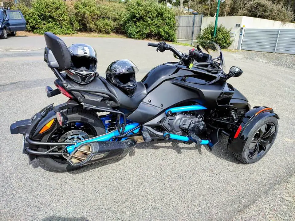 how does can-am spyder top speed compare to motorcycles