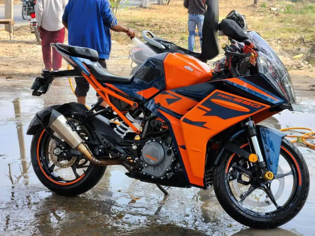 what gives the rc 390 strong speed & acceleration