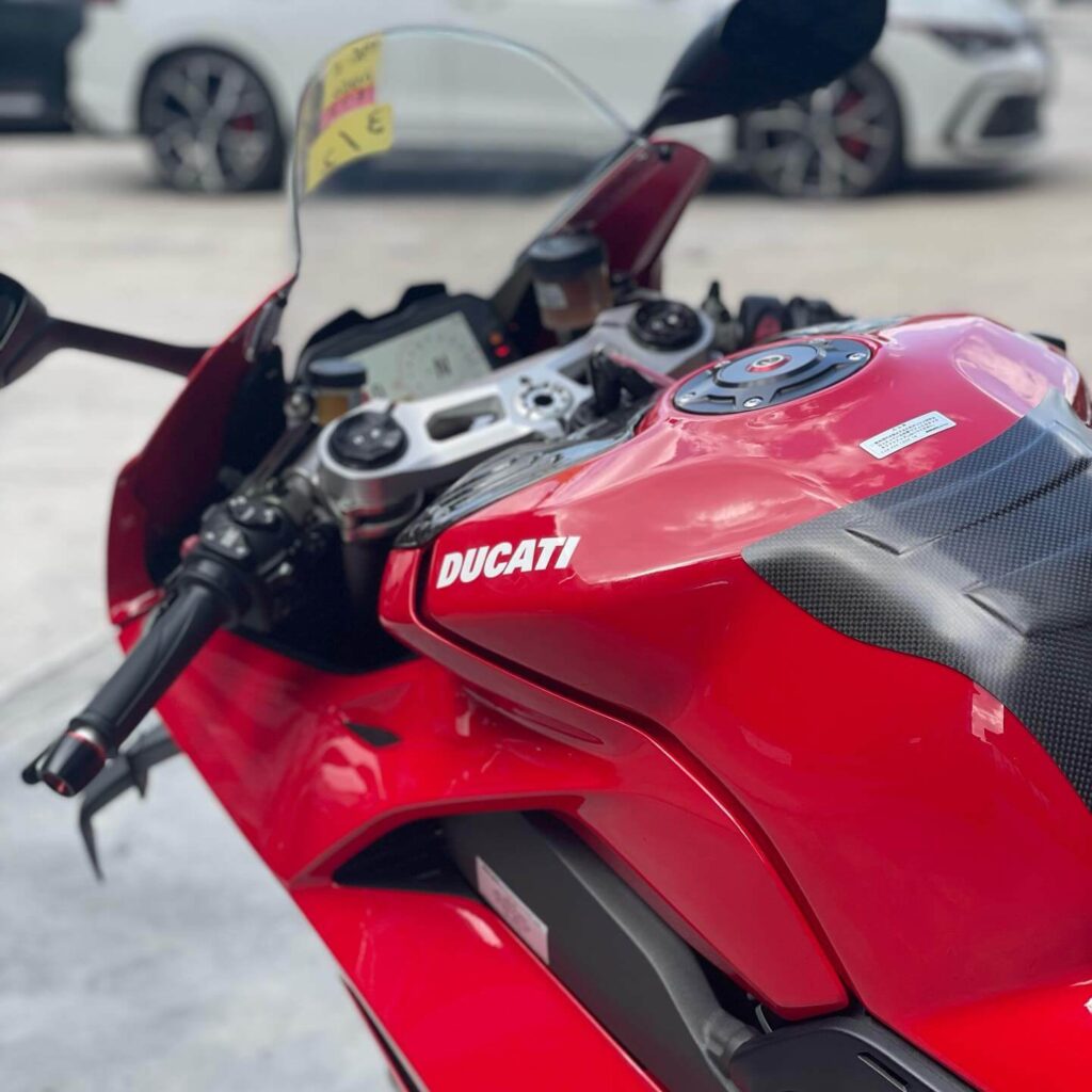 ducati panigale v4 top speed and acceleration